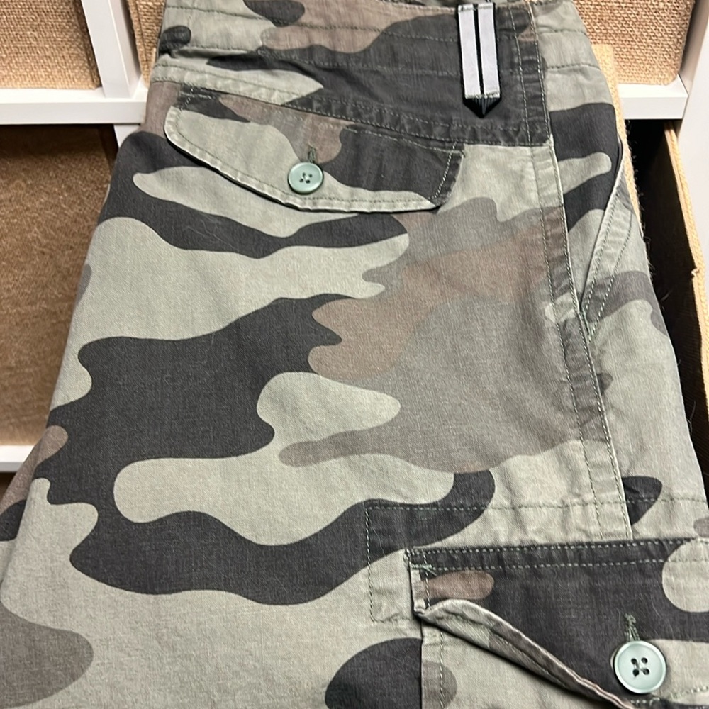 Oakley camp cargo shorts size33
